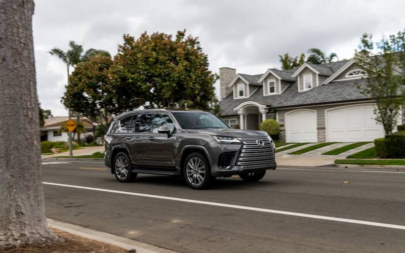 Comparison BMW X5 xDrive50i 2019 vs Lexus LX 600 Ultra Luxury